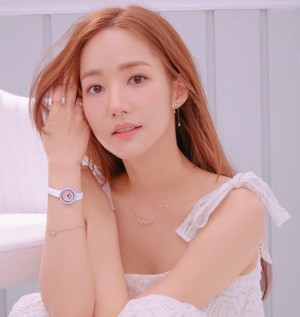 Những màu tóc nhuộm giúp da bật tông trắng sáng: nâu rêu thời thượng