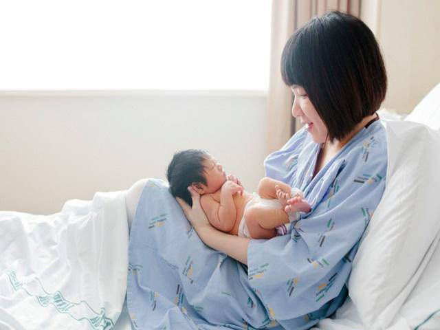 Làm sạch miệng, đeo vòng tay là việc y tá làm ngay khi trẻ chào đời