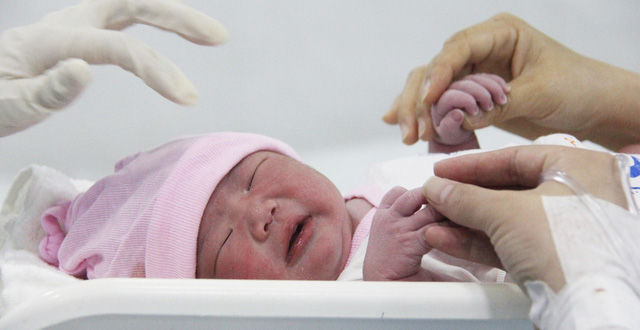 Làm sạch miệng, đeo vòng tay là việc y tá làm ngay khi trẻ chào đời
