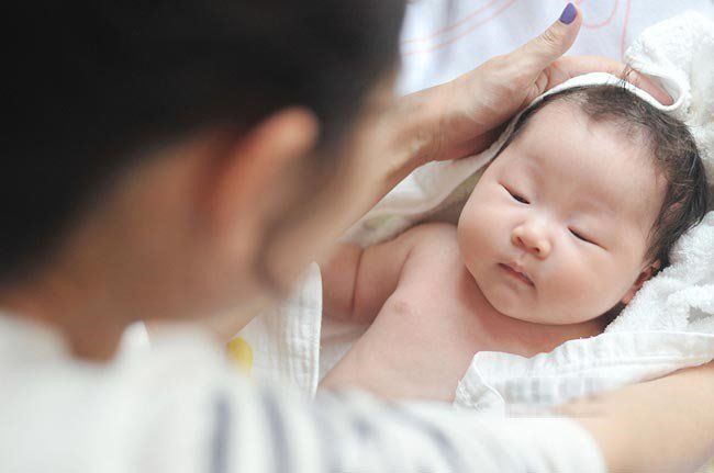 Làm sạch miệng, đeo vòng tay là việc y tá làm ngay khi trẻ chào đời