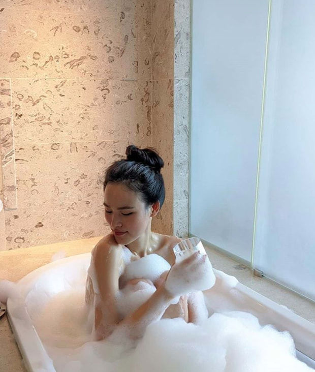 Bảo Anh đăng ảnh tình cờ gặp Isaac ở Bali, Tuyết Lan sexy sau ly hôn