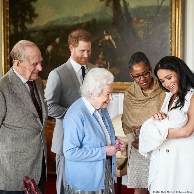 Nữ hoàng Anh vui vẻ tái xuất sau lệnh cấm đầu tiên với vợ chồng Meghan