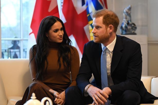 Nữ hoàng Anh vui vẻ tái xuất sau lệnh cấm đầu tiên với vợ chồng Meghan