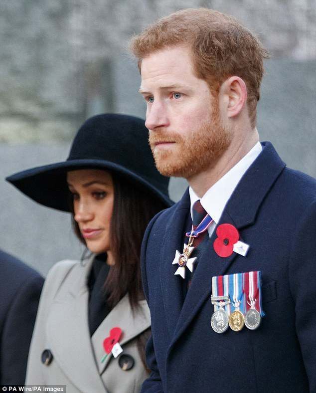 Nữ hoàng Anh vui vẻ tái xuất sau lệnh cấm đầu tiên với vợ chồng Meghan