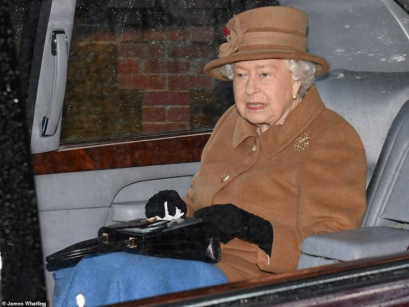 Nữ hoàng Anh vui vẻ tái xuất sau lệnh cấm đầu tiên với vợ chồng Meghan