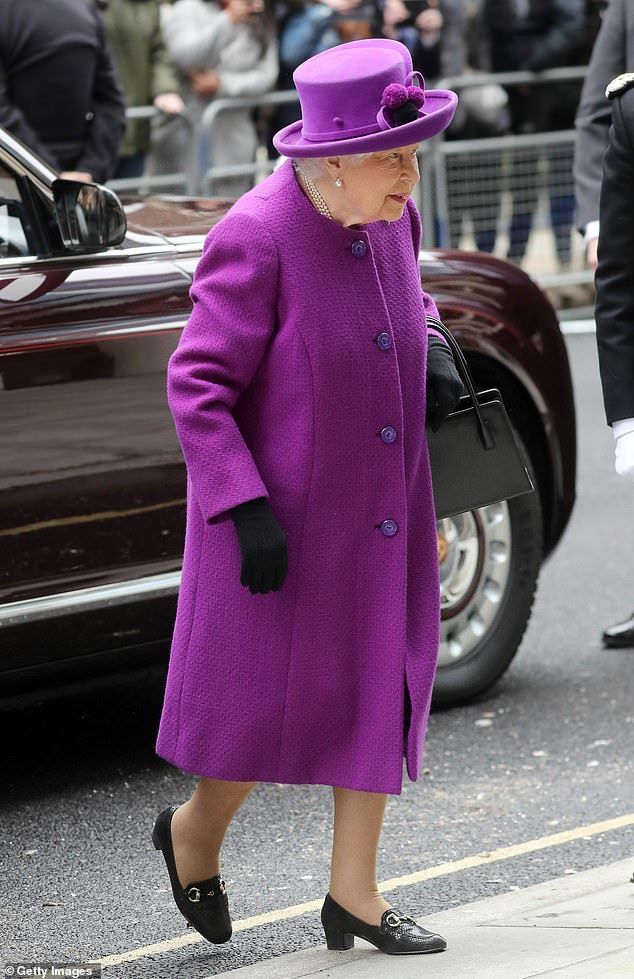Nữ hoàng Anh vui vẻ tái xuất sau lệnh cấm đầu tiên với vợ chồng Meghan