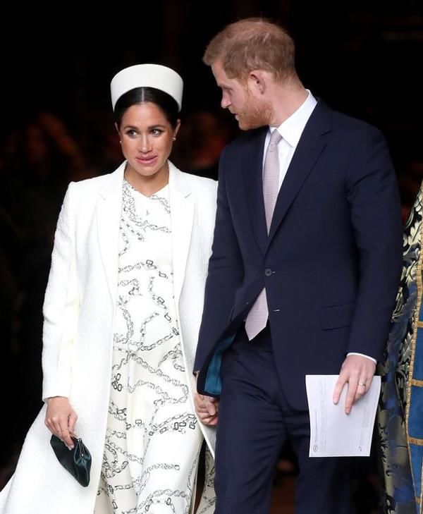 Nữ hoàng Anh vui vẻ tái xuất sau lệnh cấm đầu tiên với vợ chồng Meghan