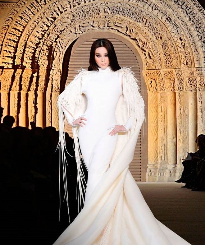 Nữ thần Hoa ngữ đi catwalk: Người giống công chúa, kẻ như đi chợ