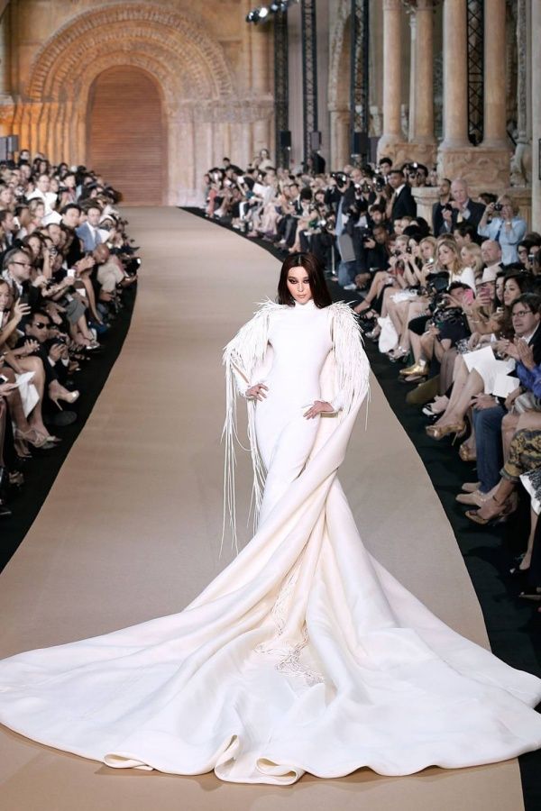 Nữ thần Hoa ngữ đi catwalk: Người giống công chúa, kẻ như đi chợ