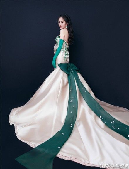 Nữ thần Hoa ngữ đi catwalk: Người giống công chúa, kẻ như đi chợ