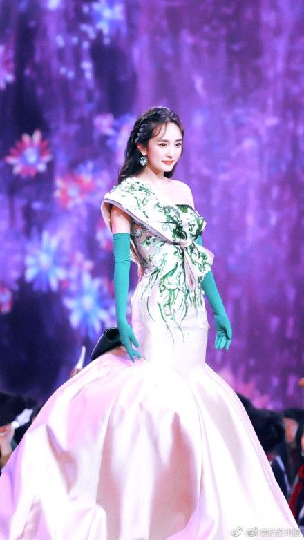 Nữ thần Hoa ngữ đi catwalk: Người giống công chúa, kẻ như đi chợ