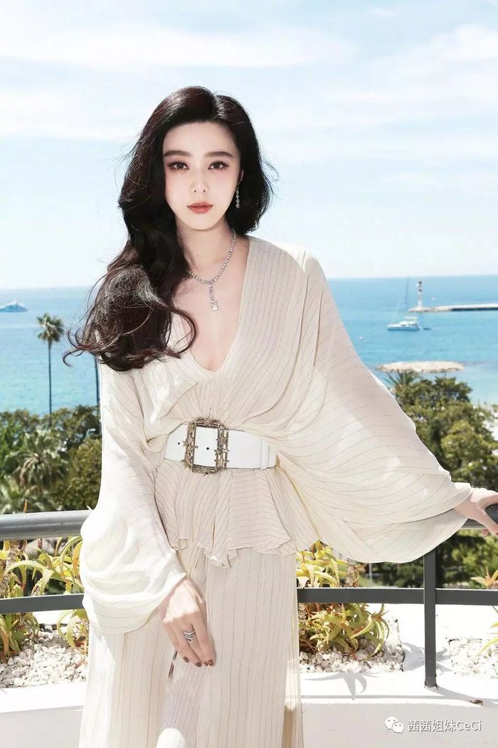 Nữ thần Hoa ngữ đi catwalk: Người giống công chúa, kẻ như đi chợ