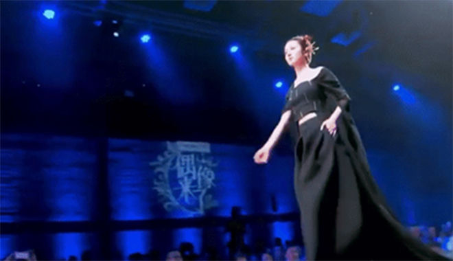 Nữ thần Hoa ngữ đi catwalk: Người giống công chúa, kẻ như đi chợ