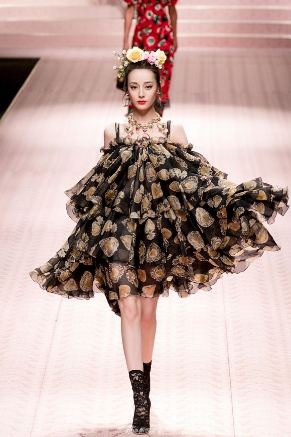Nữ thần Hoa ngữ đi catwalk: Người giống công chúa, kẻ như đi chợ