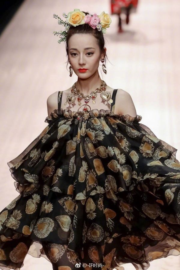 Nữ thần Hoa ngữ đi catwalk: Người giống công chúa, kẻ như đi chợ