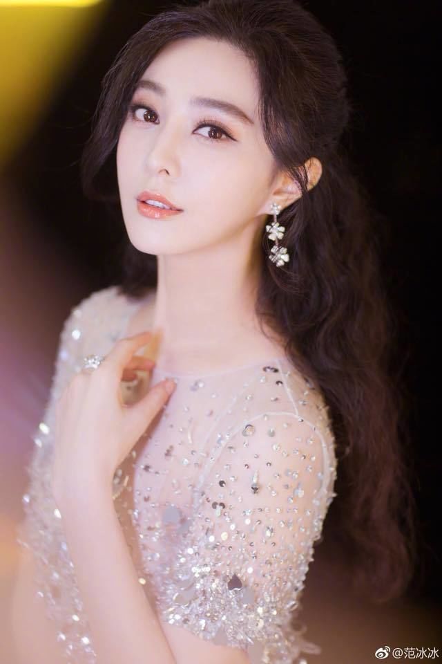 Nữ thần Hoa ngữ đi catwalk: Người giống công chúa, kẻ như đi chợ