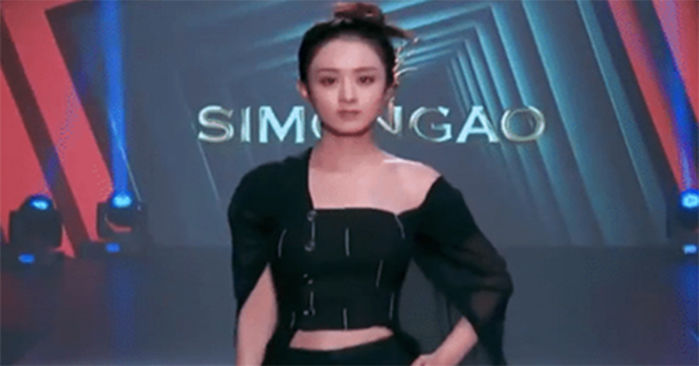 Nữ thần Hoa ngữ đi catwalk: Người giống công chúa, kẻ như đi chợ