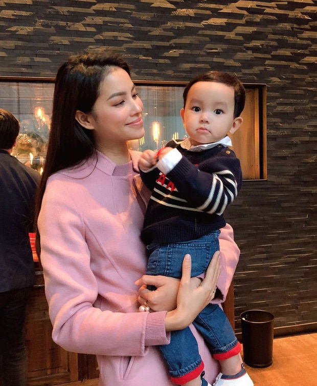 Phạm Hương hiếm hoi khoe ảnh tình tứ cùng chồng đại gia trên du thuyền
