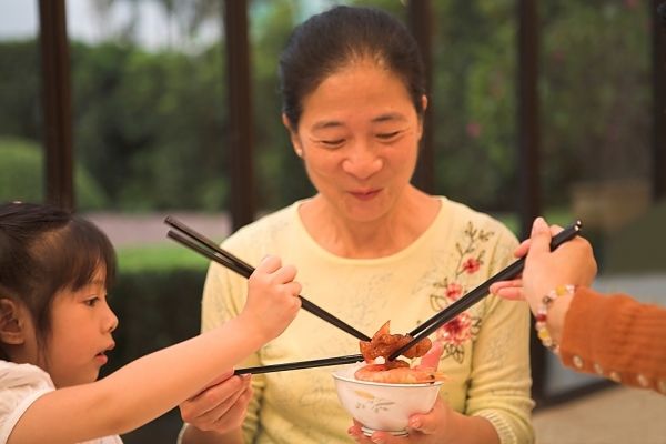Phép tắc trên bàn ăn: Không bới đồ ăn lựa món ngon, không rung đùi