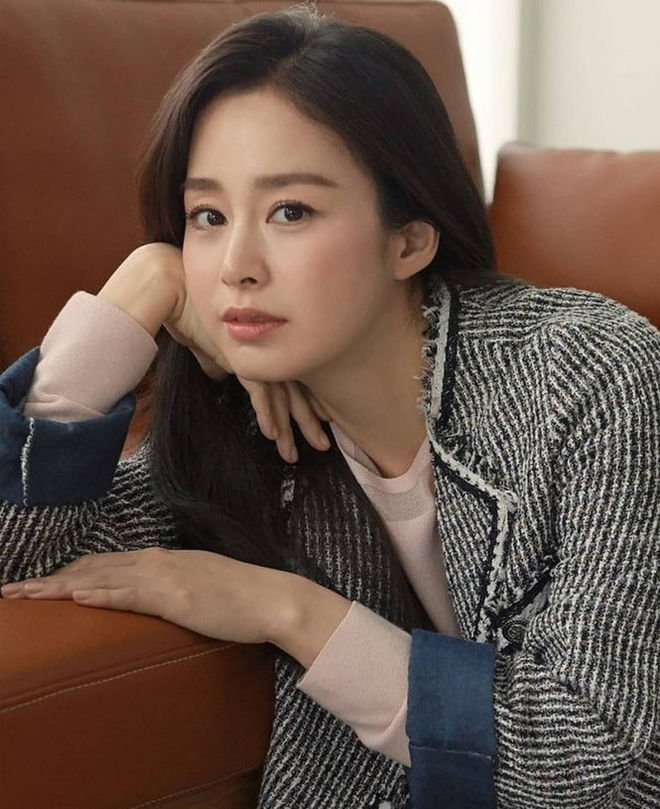 Nhan sắc của Kim Tae Hee khi bị chụp lén khiến fan giật mình