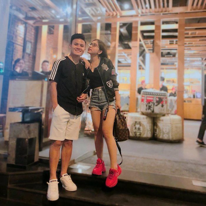 Quang Hải - Nhật Lê quay lại: Tiếp tục được bắt gặp đi ăn với bạn bè