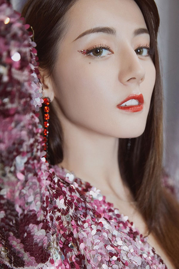 Vợ Duy Mạnh đính đá lên mắt, đi đầu xu hướng makeup cô dâu 2020