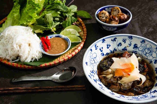 Rau muống xào tỏi là 1 trong 10 món ngon được báo nước ngoài bình chọn