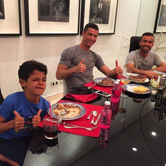 C. Ronaldo: Ngủ 5 giấc, ăn 6 bữa một ngày để duy trì phong độ đỉnh cao
