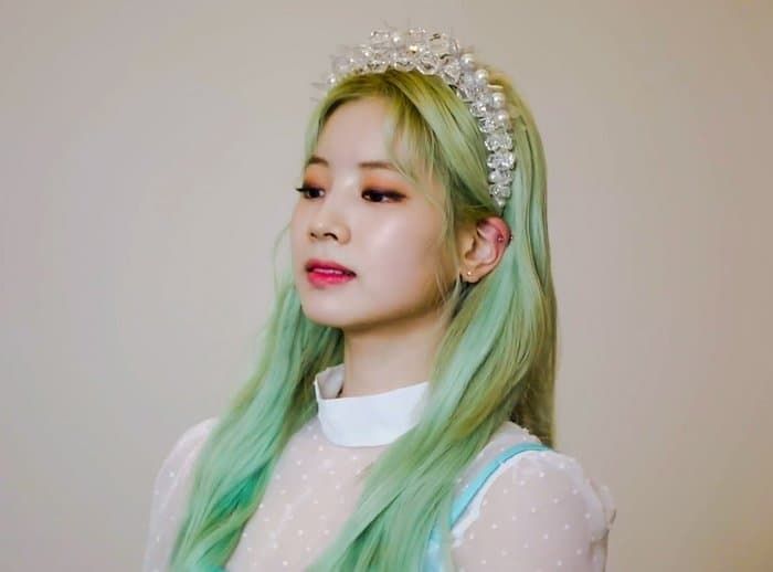 Sao Hàn thử nhuộm tóc xanh lá: Nancy, Joy khoe nhan sắc “nổi bần bật”