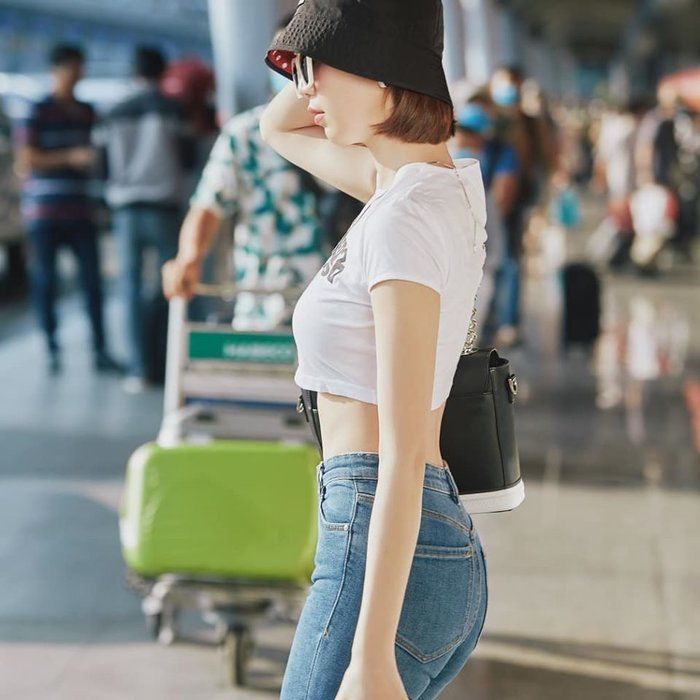 Sau Tết ai cũng than tăng cân, Ngọc Trinh vẫn hút mắt với vòng eo 55