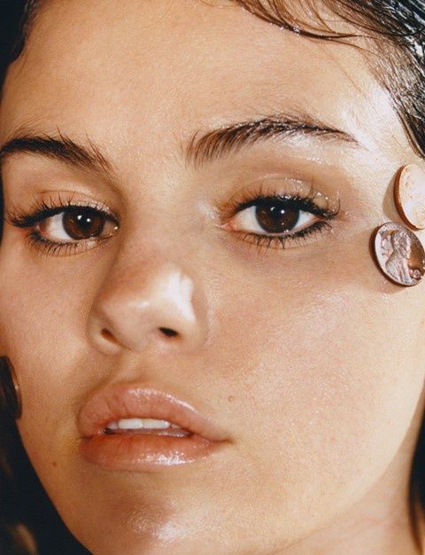 Selena Gomez xuất hiện trong hình ảnh mới mẻ, bốc lửa và đầy táo bạo