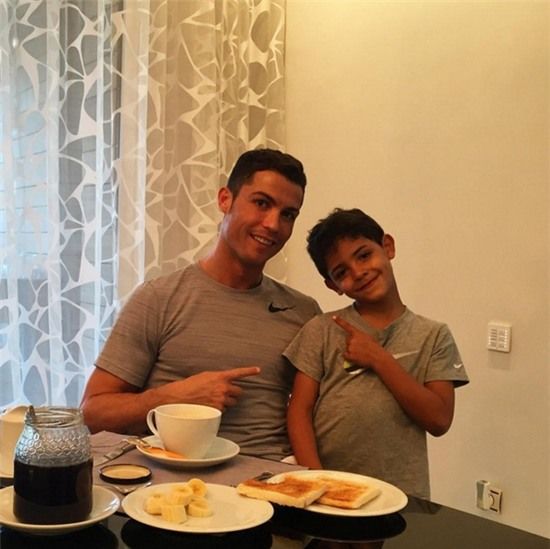 C. Ronaldo: Ngủ 5 giấc, ăn 6 bữa một ngày để duy trì phong độ đỉnh cao