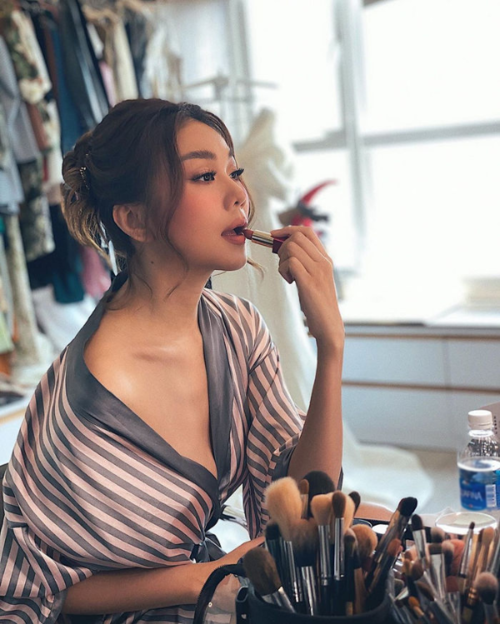 Sơn Tùng chụp ảnh cùng em trai, Hòa Minzy bị Tiểu Vy dìm chiều cao