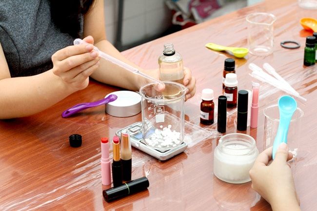 Cô gái sống dư dả nhờ tiết kiệm tiền mua quần áo, mỹ phẩm