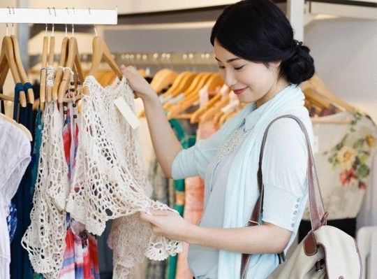 Cô gái sống dư dả nhờ tiết kiệm tiền mua quần áo, mỹ phẩm