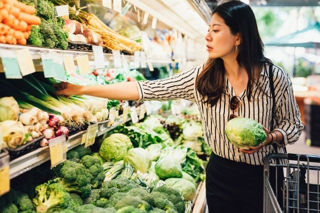 Cô gái sống dư dả nhờ tiết kiệm tiền mua quần áo, mỹ phẩm