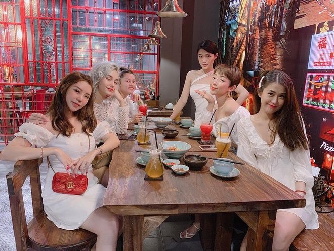Tình bạn thân lâu năm của dàn phù dâu, phù rể trong đám cưới Tóc Tiên
