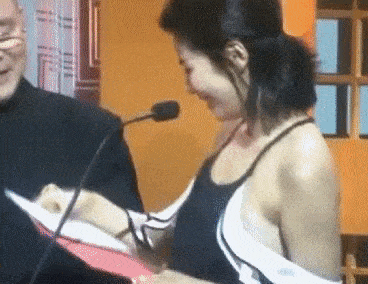 Sự cố váy áo của sao Châu Á: Dương Tử quê độ vì váy rụng lông lả tả