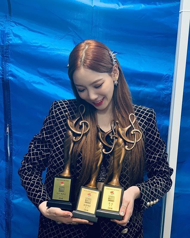 Taeyeon toả sáng tại lễ trao giải giữa rừng đàn em khủng long