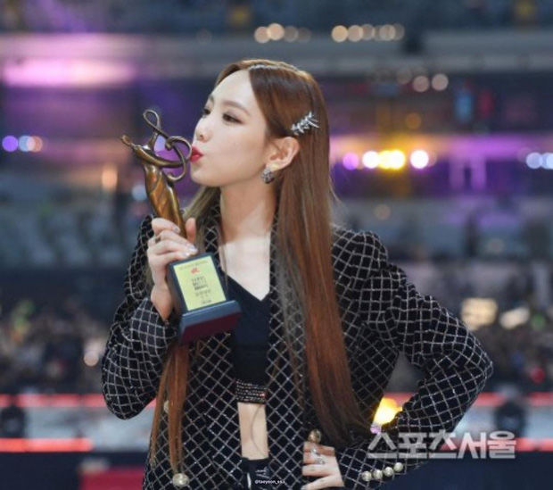 Taeyeon toả sáng tại lễ trao giải giữa rừng đàn em khủng long