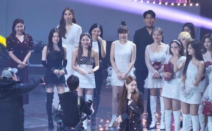 Taeyeon toả sáng tại lễ trao giải giữa rừng đàn em khủng long