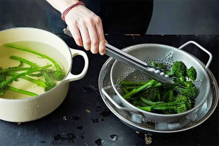 Tiến sĩ Phan Thanh Tâm: Dù rửa rau 2, 3 lần nước thì vẫn không sạch