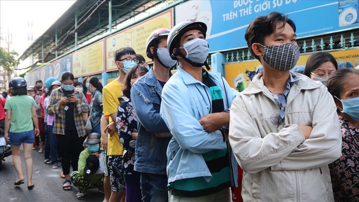 TP.HCM: Dân tình canh từ 1 giờ sáng vẫn không mua nổi khẩu trang y tế
