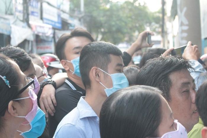 TP.HCM: Dân tình canh từ 1 giờ sáng vẫn không mua nổi khẩu trang y tế
