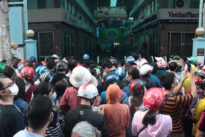 TP.HCM: Dân tình canh từ 1 giờ sáng vẫn không mua nổi khẩu trang y tế