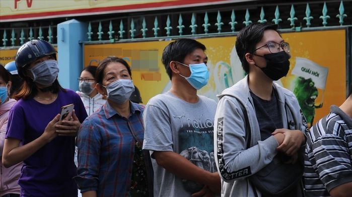 TP.HCM: Dân tình canh từ 1 giờ sáng vẫn không mua nổi khẩu trang y tế