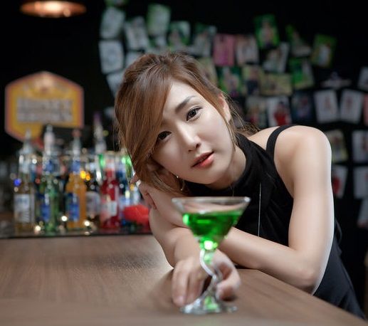 Trường kinh tế London: Phụ nữ thông minh thường có tửu lượng cao