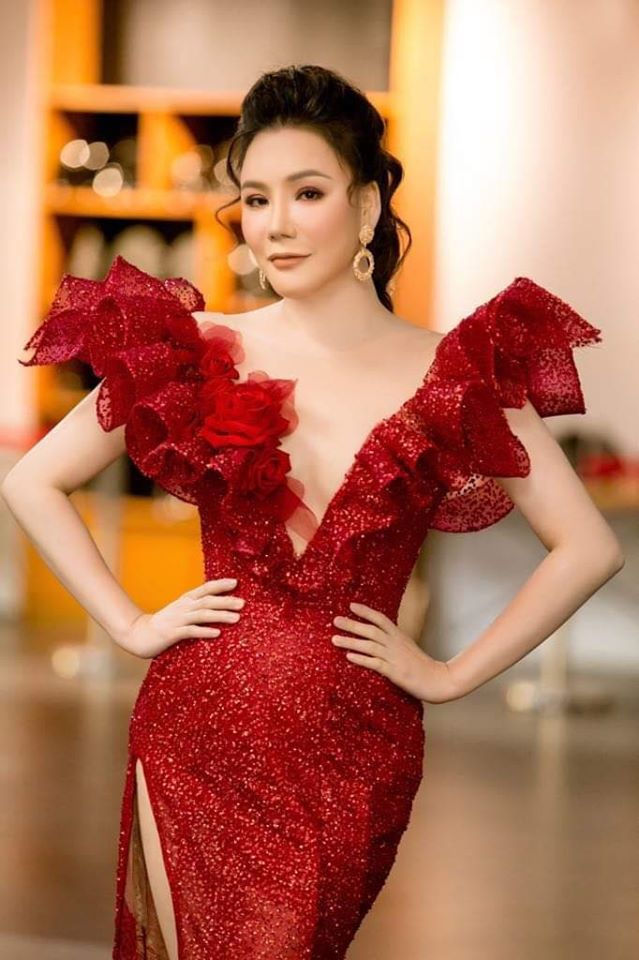 Từng đi nhặt phế liệu, giờ Hồ Quỳnh Hương là đại gia giàu có tiếng
