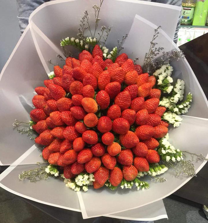 Valentine mùa dịch: Khẩu trang, nước rửa tay là món quà ý nghĩa nhất