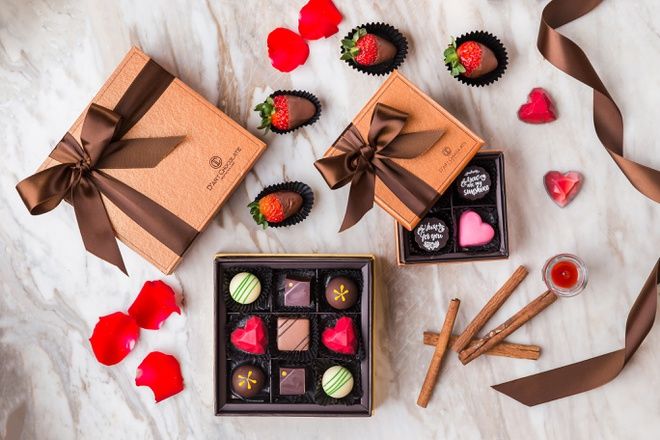 Valentine mùa dịch: Khẩu trang, nước rửa tay là món quà ý nghĩa nhất
